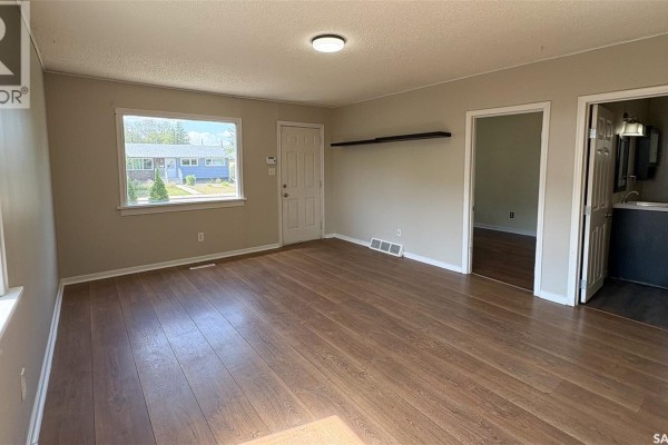 Kitchen - 647 Robinson Street, Regina, SK S4T2L9 Photo 4