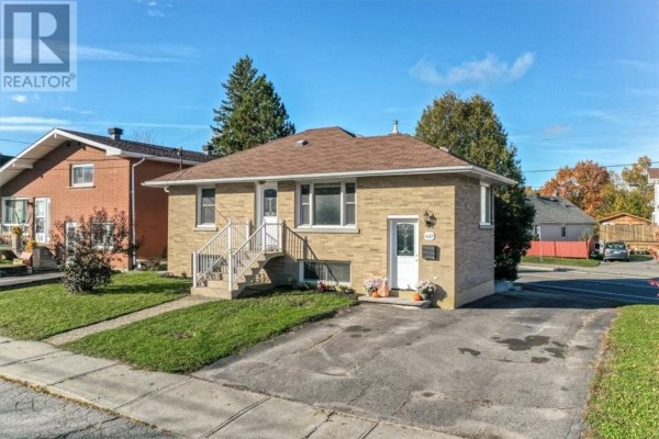 Living room - 647 Whittaker Street, Greater Sudbury, ON P3E4A9 Photo 4