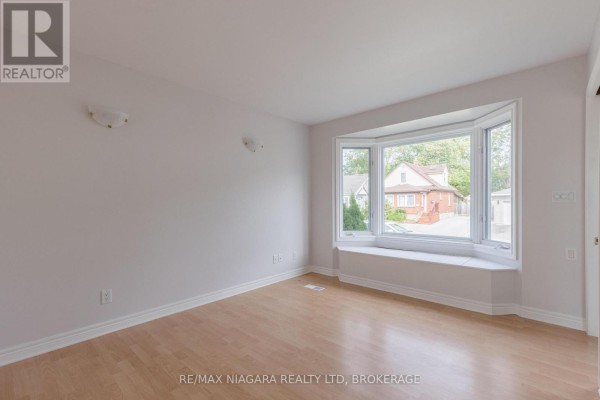 Bedroom 2 - 6474 Taylor Street, Niagara Falls, ON L2G2G1 Photo 4