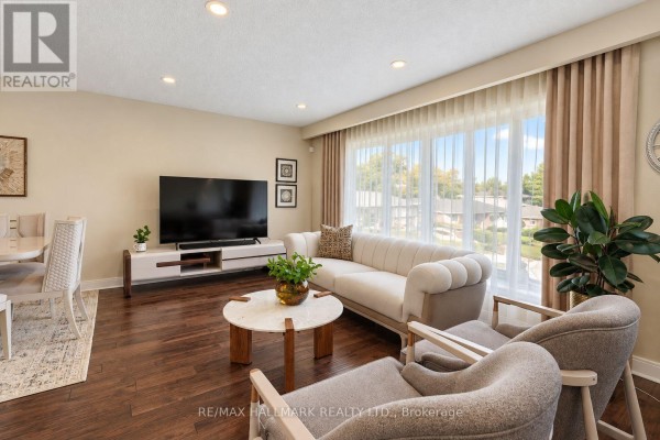 648 Mossbank Court, Newmarket, ON L3Y3B1 Photo 3