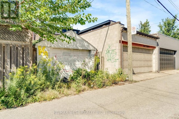 Mud room - 649 Crawford Street N, Toronto, ON M6G3K1 Photo 4