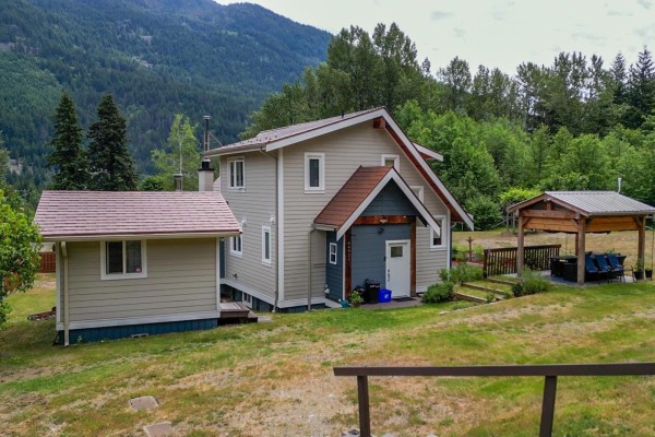 Primary Bedroom - 64922 North Bend Post Office Road, Fraser Canyon, Boston Bar, BC V0K1C1 Photo 3