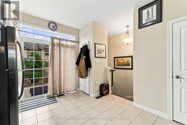Living room - 65 - 541 Winston Road, Grimsby, ON L3M0C5 Photo 3