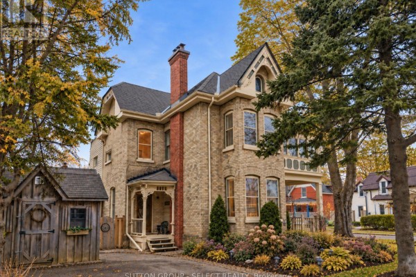 Corner view showing the sunroom and surrounding garden area. - 65 Bruce Street, London South