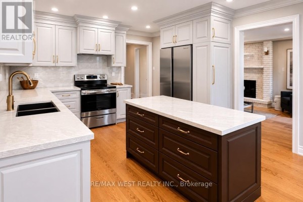 Family room - 65 Foch Avenue, Toronto, ON M8W3X5 Photo 4
