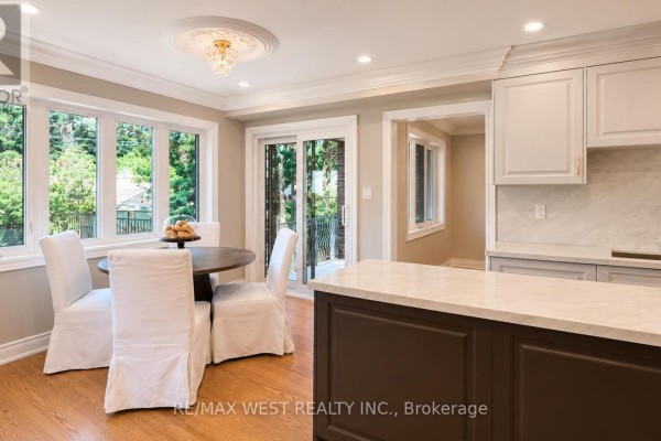 Living room - 65 Foch Avenue, Toronto, ON M8W3X5 Photo 5