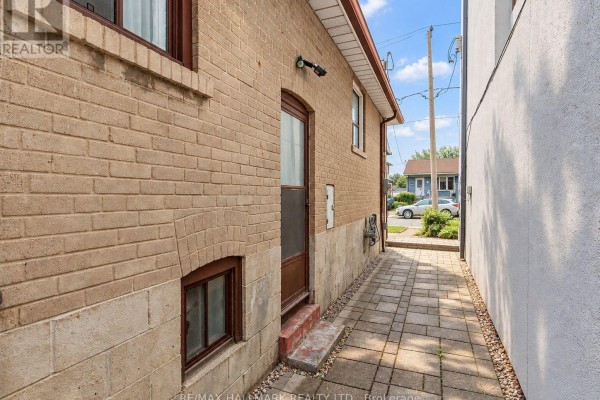 65 Holmstead Avenue, Toronto, ON M4B1T3 Photo 4