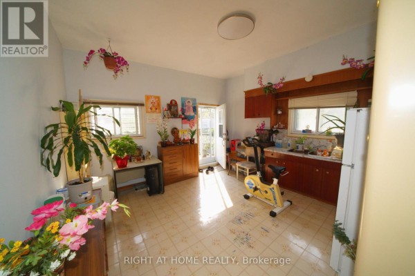 Kitchen - 65 Salem Avenue, Toronto, ON M6H3C2 Photo 4