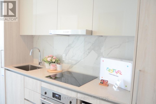 Kitchen - #6503 - 225 Commerce Street, Vaughan, ON L4K0R1 Photo 2