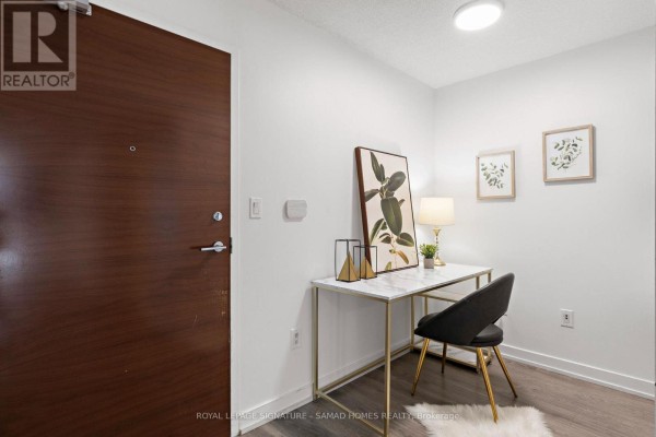 Primary Bedroom - 652 - 10 Capreol Court, Toronto, ON M5V4B3 Photo 4