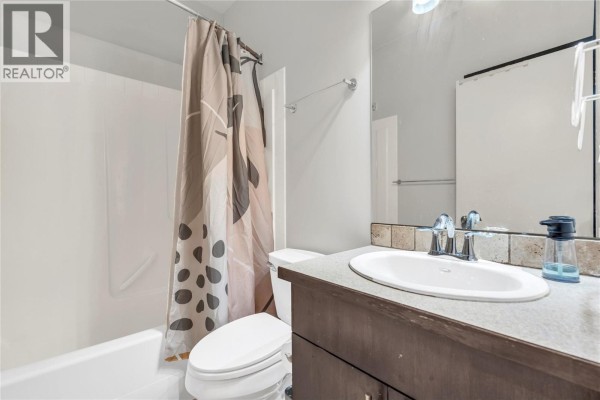 3pc Ensuite bath - 653 Papineau Street Unit# 102, Penticton, BC V2A4X8 Photo 4