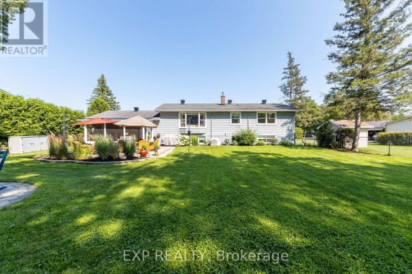 Screened-in gazebo and paved patio in a large green yard - 6530 Bunker Road Ottawa