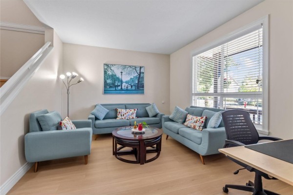 6533 193b Street, Surrey, BC V4N5P8 Photo 2