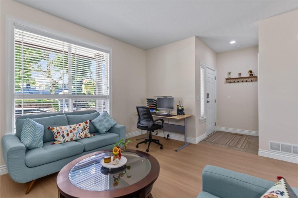 6533 193b Street, Surrey, BC V4N5P8 Photo 3