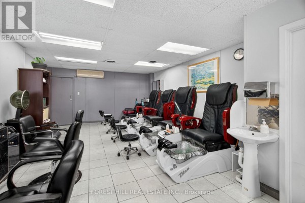 655 St Clair Avenue W, Toronto, ON M6C1A7 Photo 2