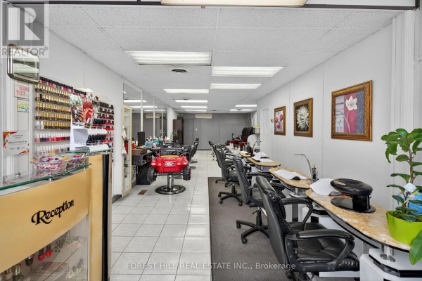 655 St Clair Avenue W, Toronto, ON M6C1A7 Photo 3