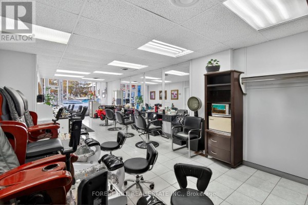 655 St Clair Avenue W, Toronto, ON M6C1A7 Photo 4