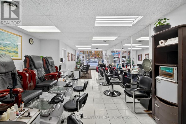 655 St Clair Avenue W, Toronto, ON M6C1A7 Photo 5