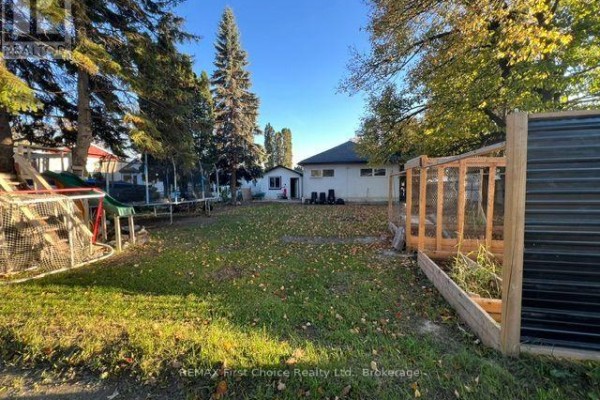 Kitchen - 656 First Street E, Fort Frances, ON P9A1L5 Photo 3