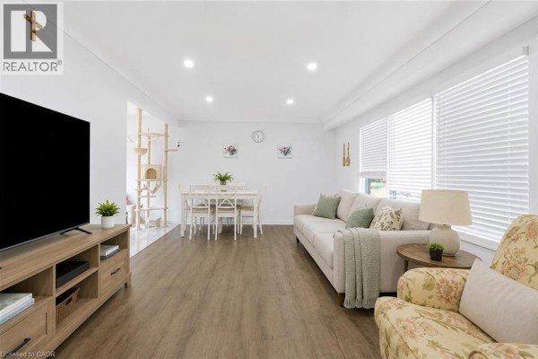 Living room - 6562 Glengate Street Unit# Upper, Niagara Falls, ON L2E5S7 Photo 5