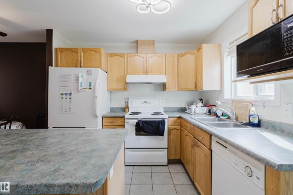 Family room - #66 10909 106 St Nw, Edmonton, AB T5H4M7 Photo 4