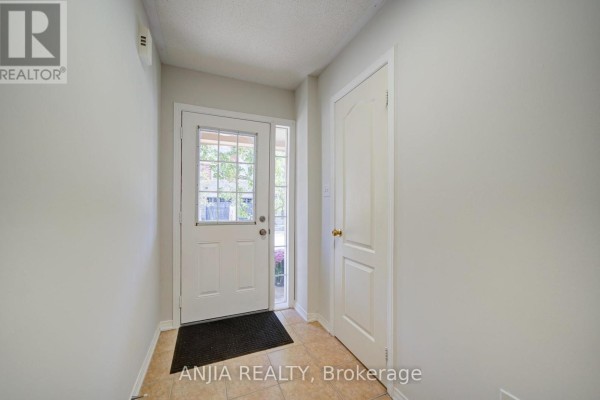 Kitchen - 66 Prince Charles Way, Markham, ON L6C0M7 Photo 4