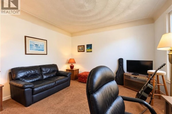 660 Burgess Avenue, Hamilton, ON, photo 3