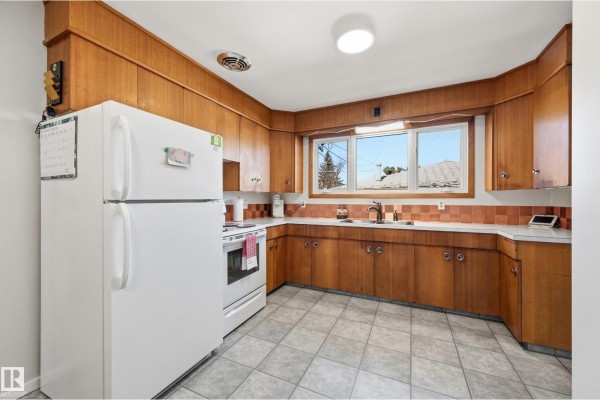 Kitchen - 6604 93 Av Nw, Edmonton, AB T6B0W5 Photo 3