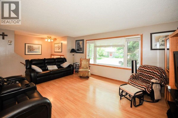Living room - 6606 44 Avenue, Camrose, AB T4V2T9 Photo 2