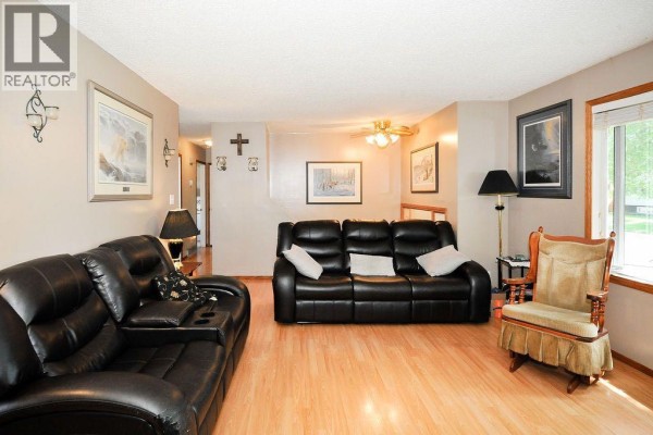 Kitchen - 6606 44 Avenue, Camrose, AB T4V2T9 Photo 3