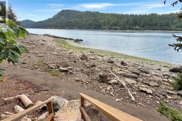 6608 Razor Point Rd, Pender Island, BC, photo 2