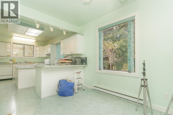 Den - 6613 Sooke Rd, Sooke, BC V9Z0A7 Photo 4
