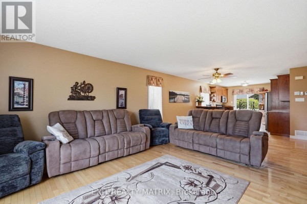 Living room - 662 Des Erables Promenade, Casselman, ON K0A1M0 Photo 5