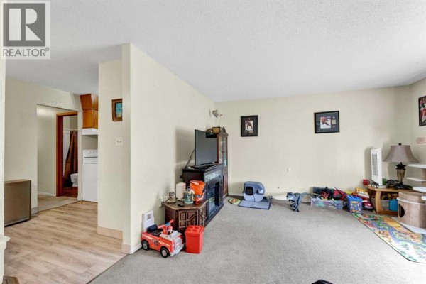 662/664 1 Street Sw, Medicine Hat, AB T1A3Z4 Photo 3