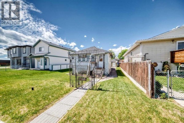 Primary Bedroom - 6639 19 Street Se, Calgary, AB T2C0P1 Photo 2