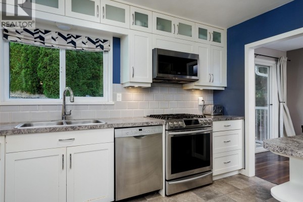 Kitchen - 6647 Trudeau Terr, Central Saanich, BC V8M1A3 Photo 4