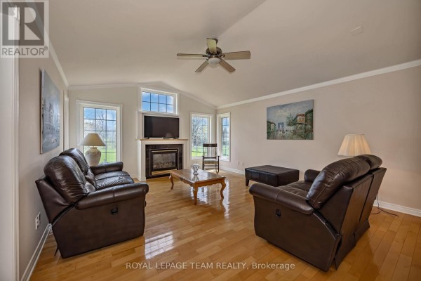 Living room - 6668 Tommary Drive, Ottawa, ON K4P1G8 Photo 5