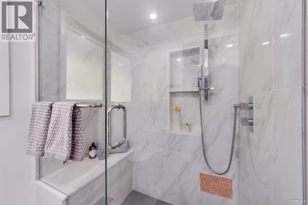 667 Plymouth Drive, North Vancouver, BC V7H2H5 Photo 3