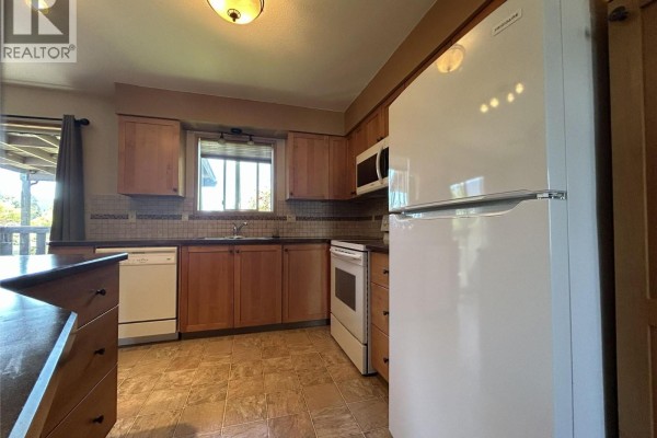 Full bathroom - 6683 18th Street, Grand Forks, BC V0H1H0 Photo 5