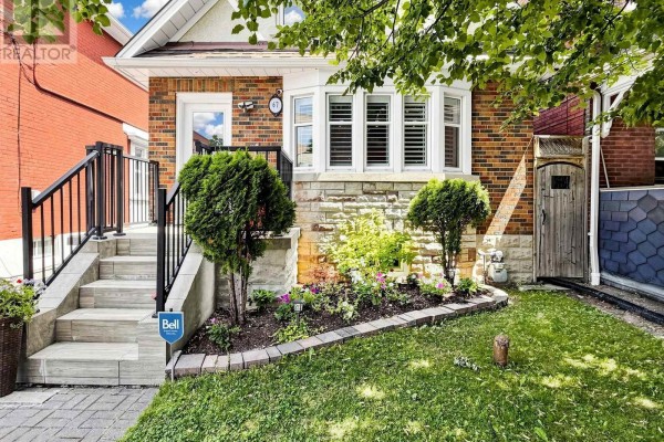 Kitchen - 67 Barrington Avenue, Toronto, ON M4C4Y9 Photo 3