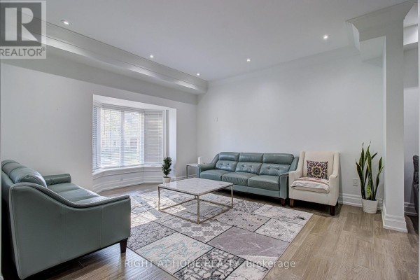 Living room - 67 Scarborough Heights Boulevard, Toronto, ON M1M2V5 Photo 5