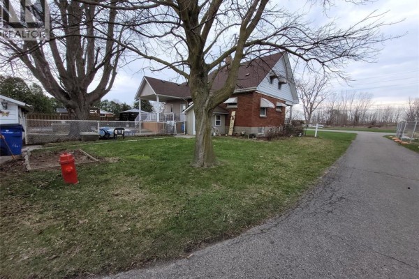 Family room/Fireplace - 670 Park Avenue West, Chatham, ON N7M6B4 Photo 3