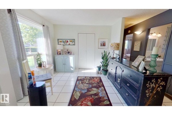Kitchen - 6704 152a Av Nw, Edmonton, AB T5C2Y9 Photo 3