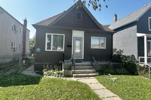 Living room - 672 Sherbrook Street, Winnipeg, MB R3C3X9 Photo 2