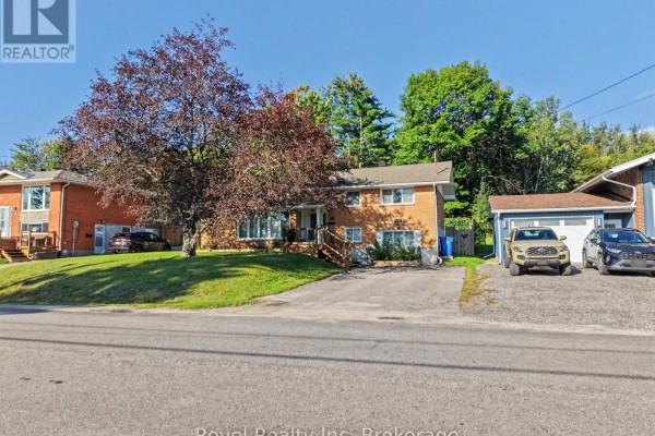 Living room - 673 Laurentian Avenue, North Bay, ON P1B7T8 Photo 3