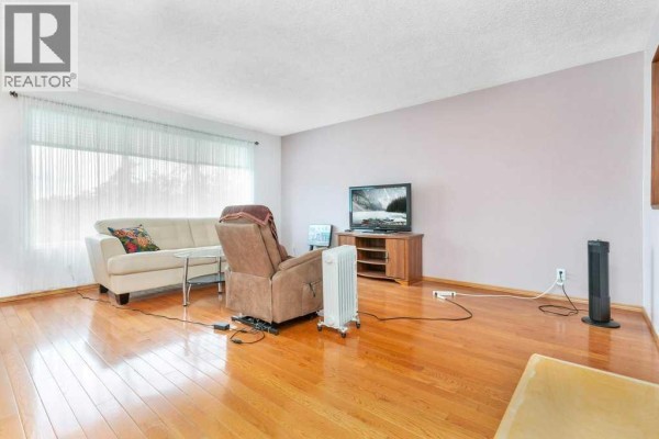 4pc Bathroom - 6739 59th Avenue, Red Deer, AB T4P1B1 Photo 5