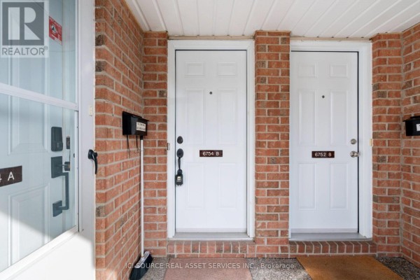 Close-up view of two apartment doors, numbered 6754 B and 6752 B. - 6754b Jeanne-d'arc Boulevard N, Ottawa