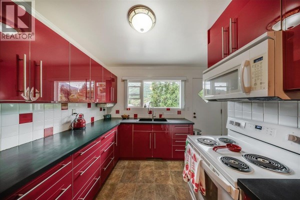 Full bathroom - 678 Schofield Highway, Warfield, BC V1R2G8 Photo 3