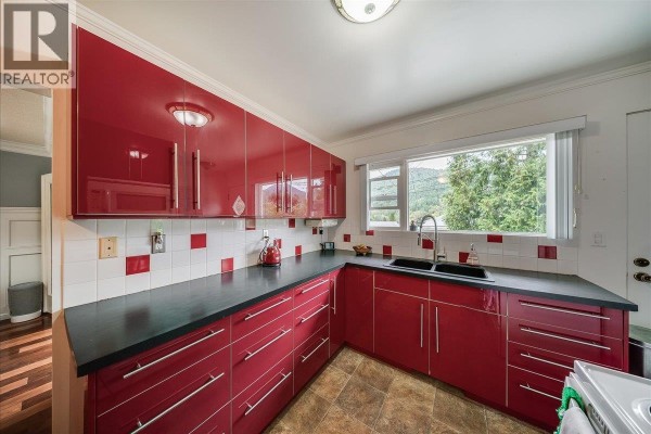 Mud room - 678 Schofield Highway, Warfield, BC V1R2G8 Photo 5