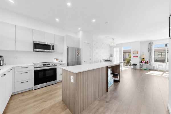 68 15255 Sitka Drive, Surrey, BC V3S0B1 Photo 2
